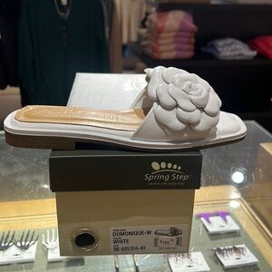 Spring Step Dominique